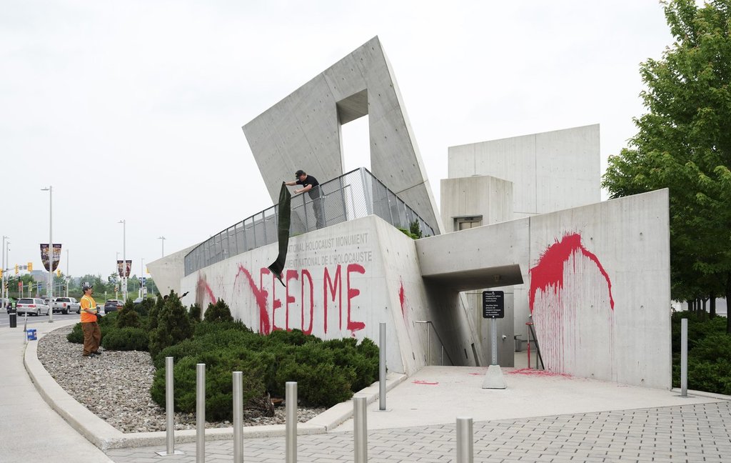 Le Monument national de l'Holocauste vandalisé à la peinture rouge