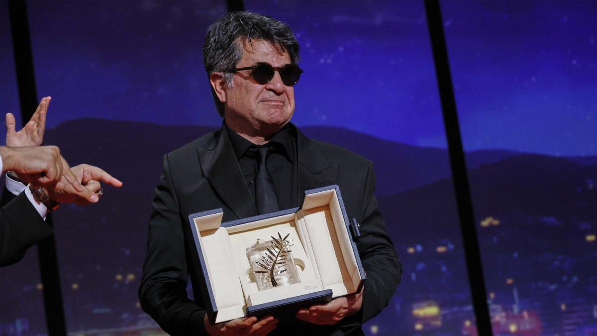 Le réalisateur et dissident iranien Jafar Panahi reçoit la Palme d'or à Cannes
