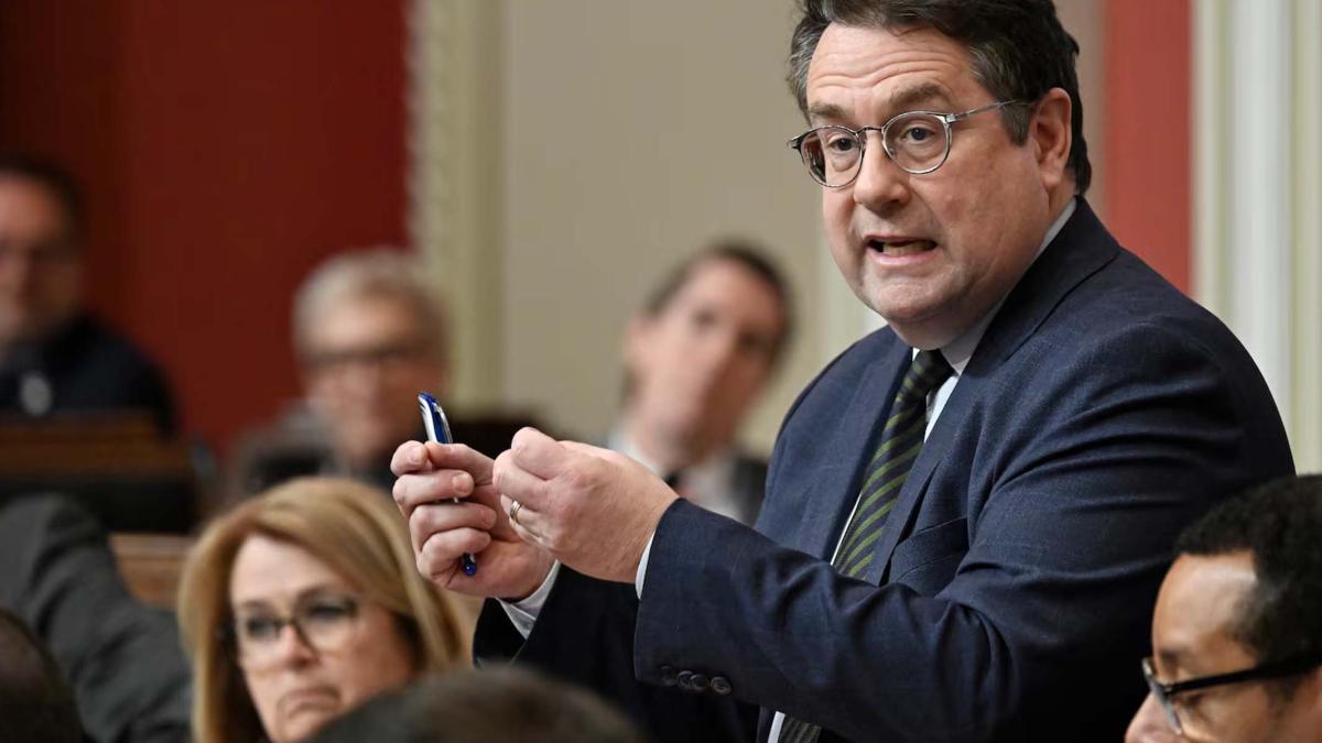 Vague de chaleur: «S'Il faut fermer des écoles, faites-le!», dit Bernard Drainville